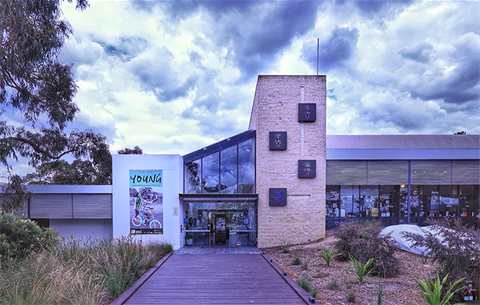 photo of the wheelers hill library from the ferntree gully road side 