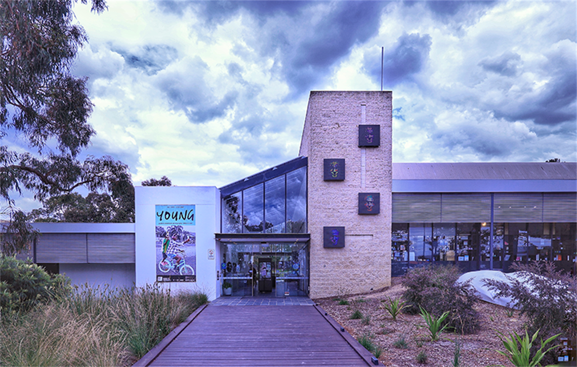 photo of the wheelers hill library from the ferntree gully road side 