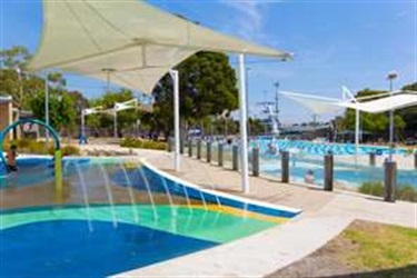 Oakleigh Recreation Centre outside pool