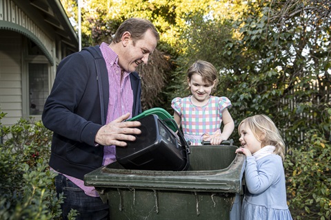 Mayor-Stuart-James-and-daughters-put-food-waste-in-the-green-waste-bin.jpg